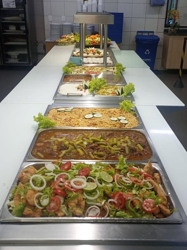 Buffet industrial montado em refeitório corporativo