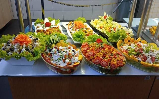 Mesa de saladas decoradas para evento corporativo